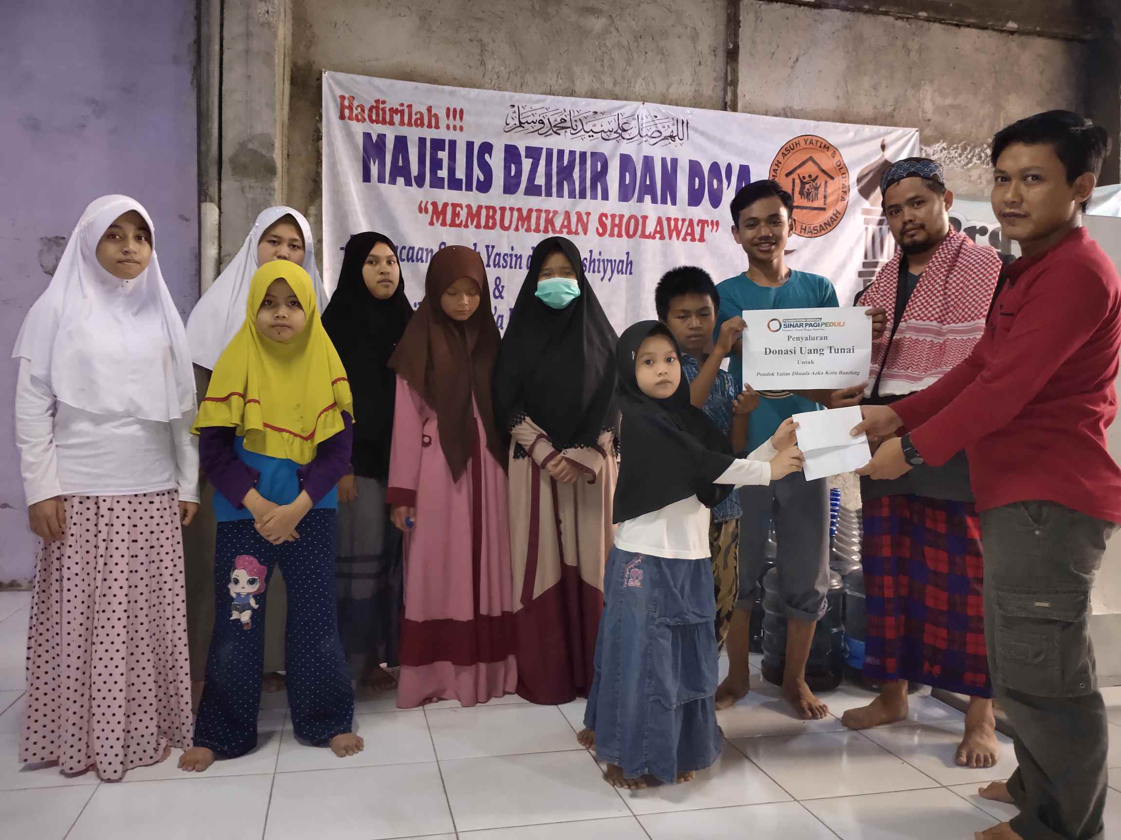 Foto: Penyerahan Dari Yayasan Sinar Pagi Peduli Kepada Pondok Yatim dan Dhuafa Azka Kota Bandung (jurnal86.com) 