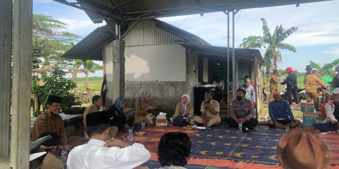 Bhabinkamtibmas Menghadiri Kegiatan Anjang Karya di Desa Sliyeg