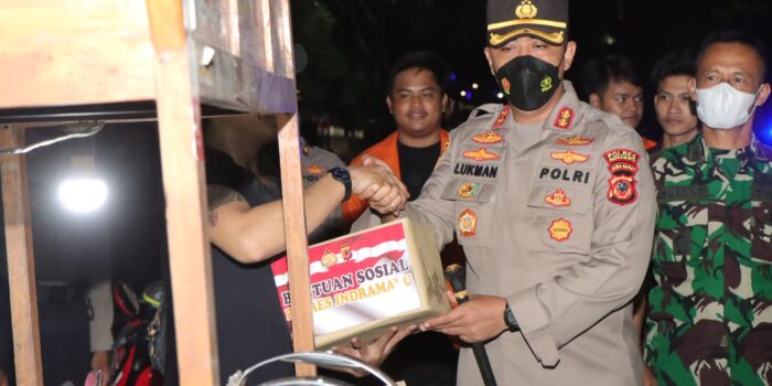 Polres Indramayu Bersama Kodim 0616 dan Elemen Mahasiswa  Berikan Bantuan Paket Sembako ke Masyarakat