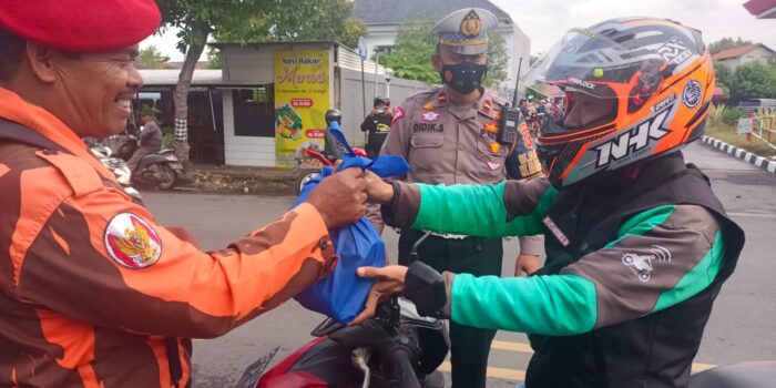 Polres Cirebon Kota bagikan Sembako Bagi Supir Elf, Angkot dan Ojol Pasca Penyesuaian Harga BBM