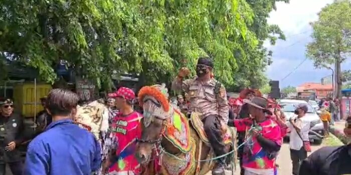 Kapolsek Losarang Kompol Mashudi Menunggangi Kuda ikut Kirab dan Karnaval Budaya Indramayu