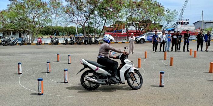 Ops zebra Lodaya 2022, Polres Cirebon Kota Edukasi Bobotoh Persib Pelatihan Safety Riding