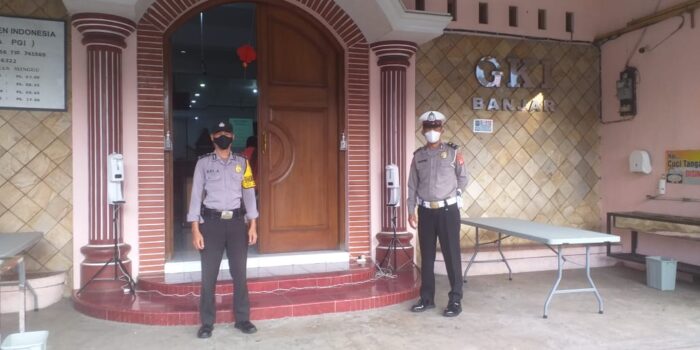 Empat Personel Polsek Pataruman Polres Banjar Laksanakan Pengamanan Di Gereja GKI Kota Banjar