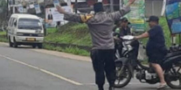 Pastikan  Berjalan Lancar Dan Tertib Personel Polsek Ciamis Beri Pengamanan Jalan Sehat Di HUT Ke-18 Kecamatan Baregbeg