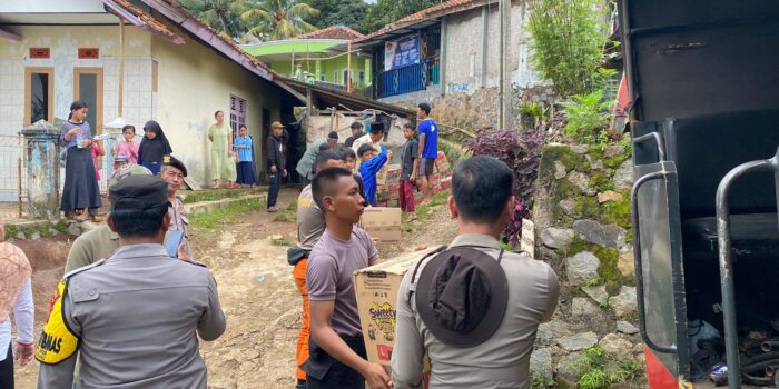 Sat Samapta Polres Tasikmalaya Kota BKO Polres Cianjur Salurkan Bantuan ke Dapur Umum dan Lokasi Pengungsi Korban Gempa 