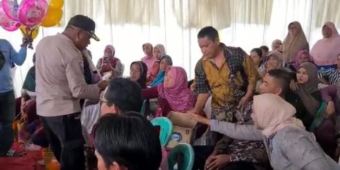 Kapolsek Losarang Bernyanyi di Acara Hajat Warga Untuk Bantu Korban Gempa Cianjur