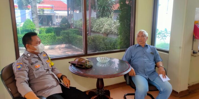 Tingkatkan Komunikasi Bhabinkamtibmas Kebon Baru Polsek Utbar Polres Ciko Sambangi Tomas