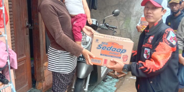 Peduli Warga, Aliansi Solokanjeruk Berikan Bantuan Paket Sembako Kepada Korban Banjir