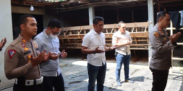 Polres Indramayu Melakukan Penyembelihan Hewan Sapi Dalam Rangka Istigosah Bersama dan Do'a Akhir Tahun Pengamanan Nataru 2022.