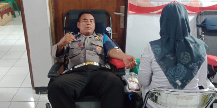 Sejumlah Personel Polsek Widasari Ikuti Donor Darah
