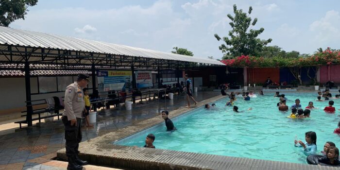 Berikan Rasa Aman, Polsek Banjarsari Polres Ciamis Bersiaga di Kolam Renang Tirta Bagja