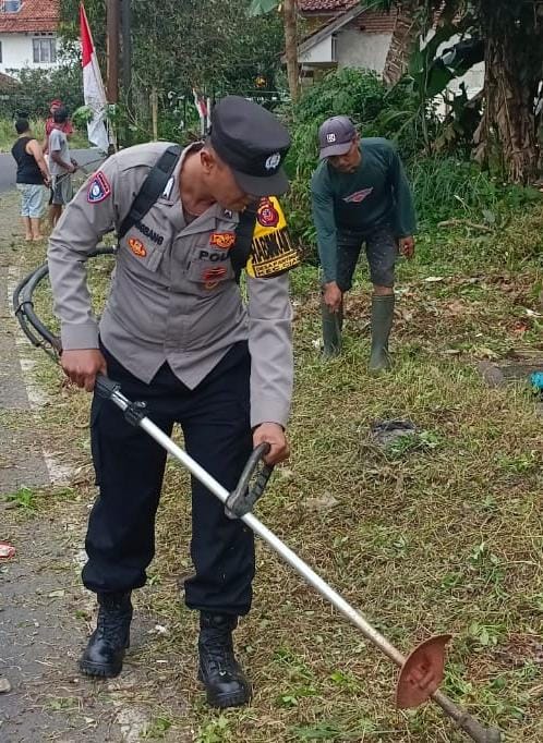 Polsek Ciamis Giat Sambang dan Oprasi bersih dengan Warga Desa Panyingkiran