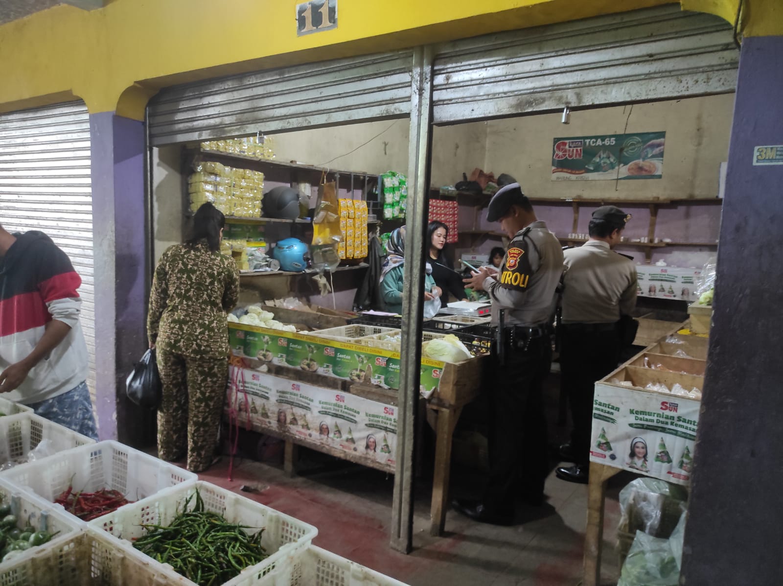 Sat Samapta Polres Ciamis Pantau Harga dan Ketersediaan Bahan Pokok di Pasar Subuh Ciamis