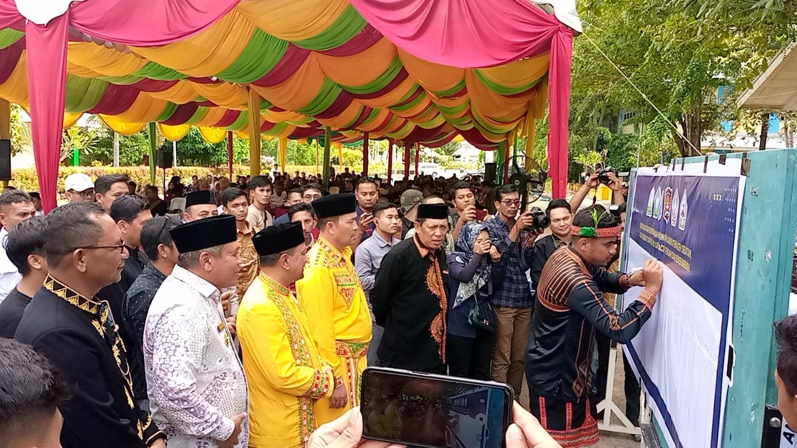 Pj Bupati Abdya Hadiri Silaturahmi Dan Peusijuk Mahasiswa 5 Kabupaten.