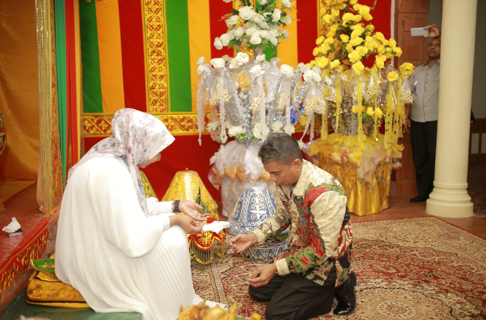 Pj Bupati Nagan Raya di Peusijuk Saat pulang dari Ibadah Umroh