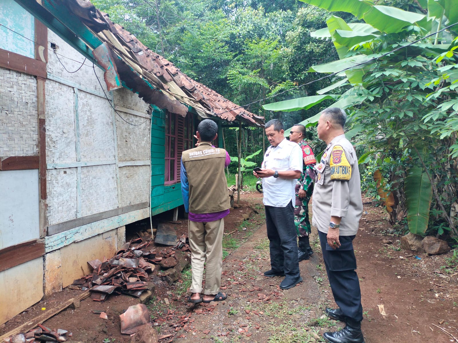 Polsek Ciamis Datangi TKP Kejadian Robohnya Atap Rumah Warga Desa Mekarjaya Kecamatan Baregbeg