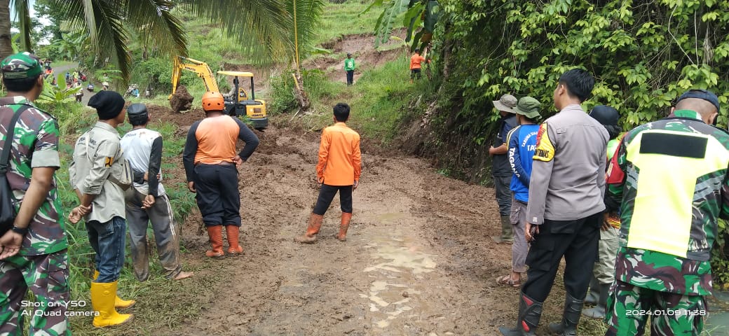 Polsek Pamarican Bersama Unsur Muspika Bantu Warga Bersihkan Material Longsor di Desa Mekarmulya
