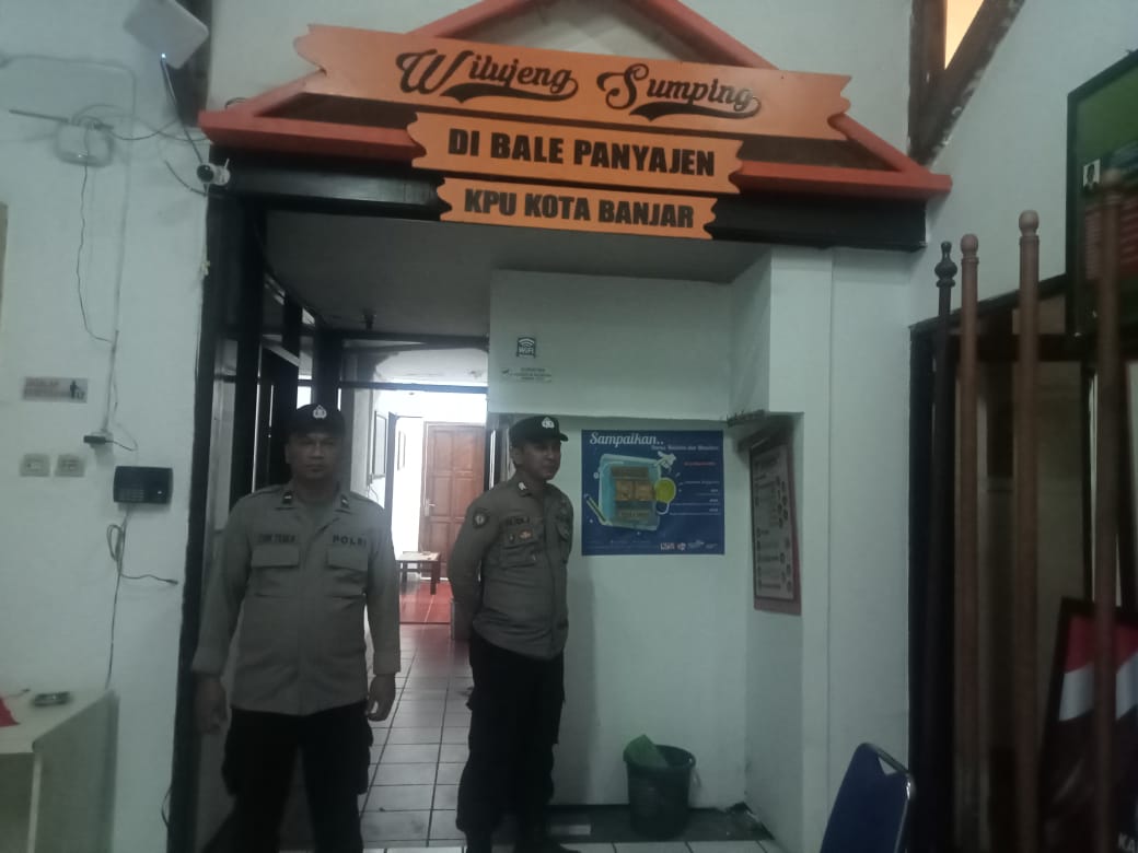 Pastikan Situasi Kamtibmas yang Kondusif, Polres Banjar Melaksanakan Penjagaan di kantor KPUD Kota Banjar