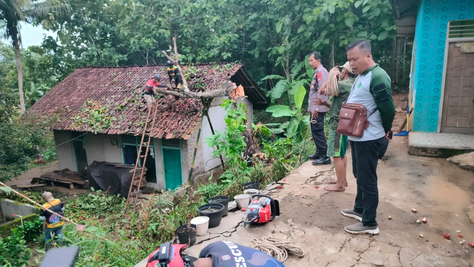 Polsek Pamarican Polres Ciamis Bantu Evakuasi Rumah Tertimpa Pohon di Dua Desa
