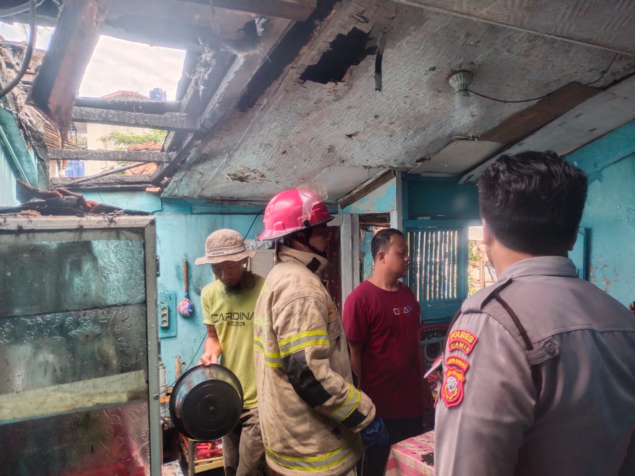 Polsek Cihaurbeuti Polres Ciamis datangi TKP Kebakaran Dapur Rumah di Desa Cijulang