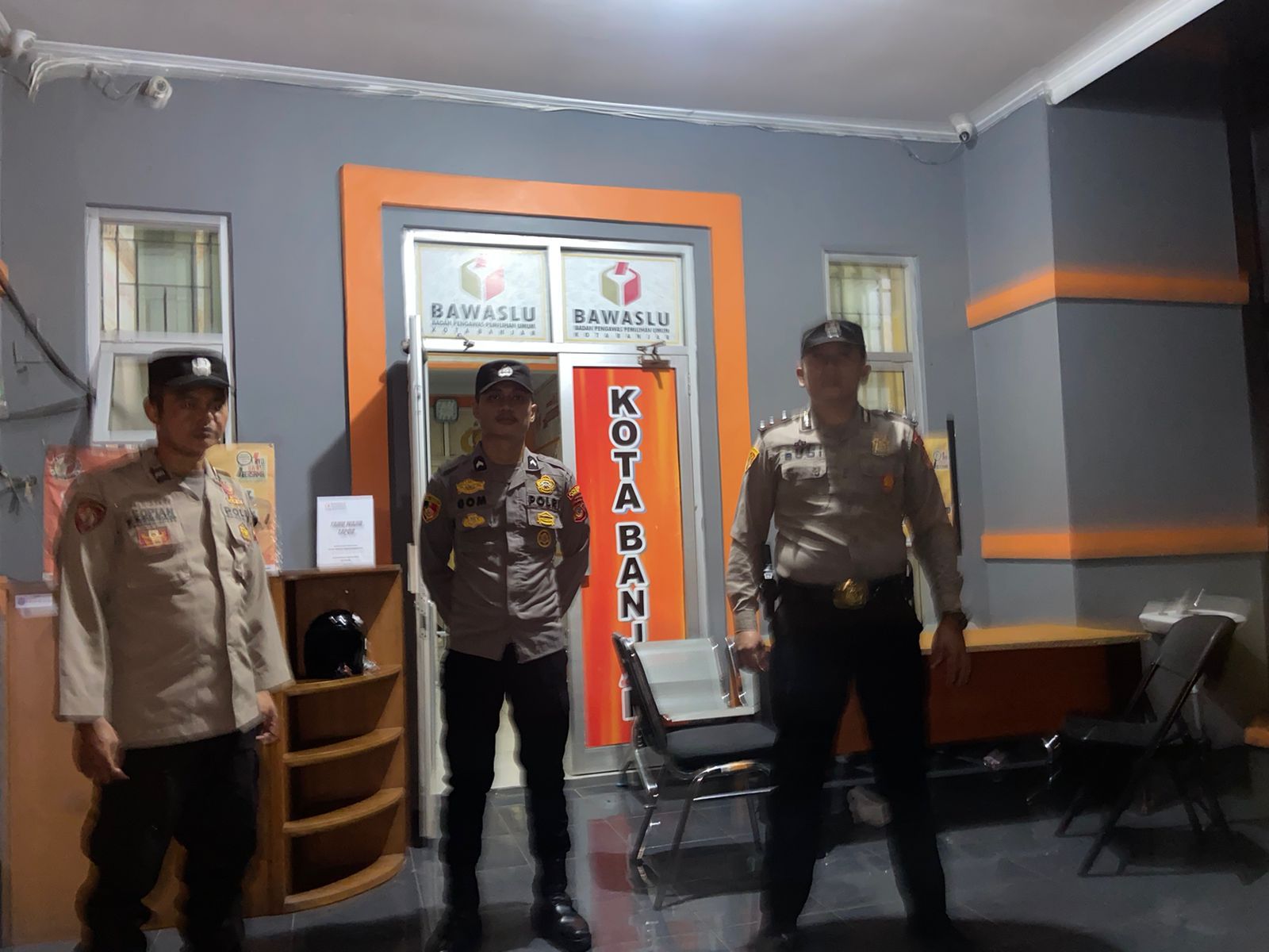 Penjagaan Terus di Lakukan Oleh Jajaran Polres Banjar di kantor Bawaslu Kota Banjar
