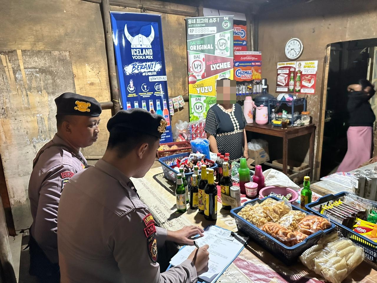 Razia di Wilayah Kesesi, Bojong dan Kedungwuni, Polisi Amankan Puluhan Botol Miras