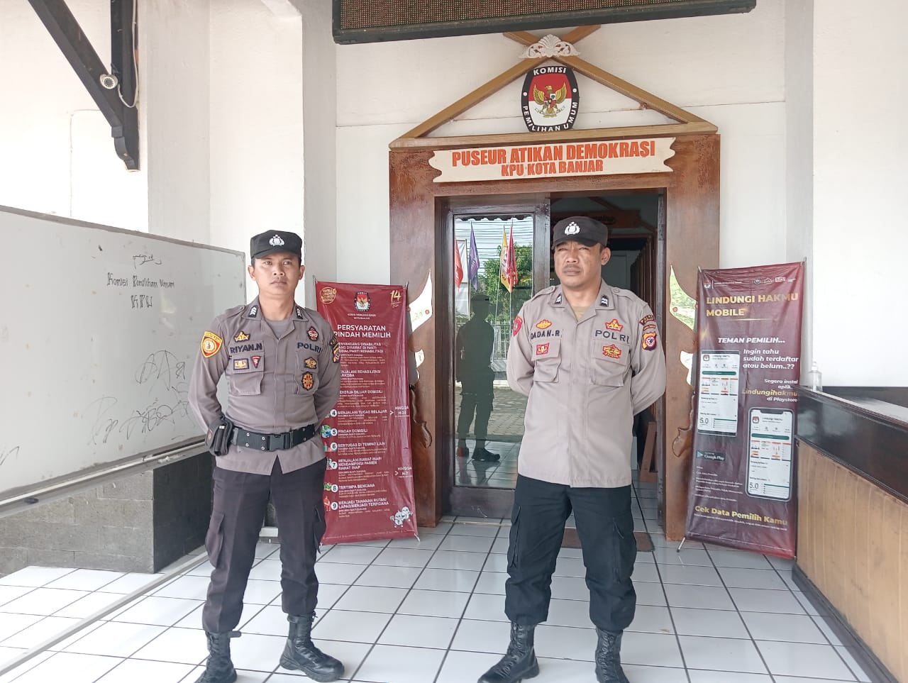 Tetap Siaga, Polres Banjar Melaksanakan Penjagaan di kantor KPUD Kota Banjar
