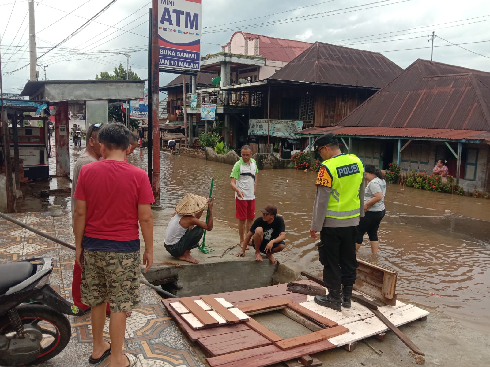 Kapolsek Pendopo Lakukan Monitoring Debet Air Untuk Antisipasi Bahaya Banjir Akibat Cuaca Ekstrim Bagi Warga Di Bantaran Sungai