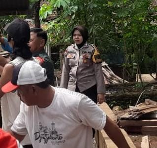 Polsek Ciamis Monitoring Rutilahu Rumah yang Bersumber dari Swadaya Masyarakat di Desa Saguling
