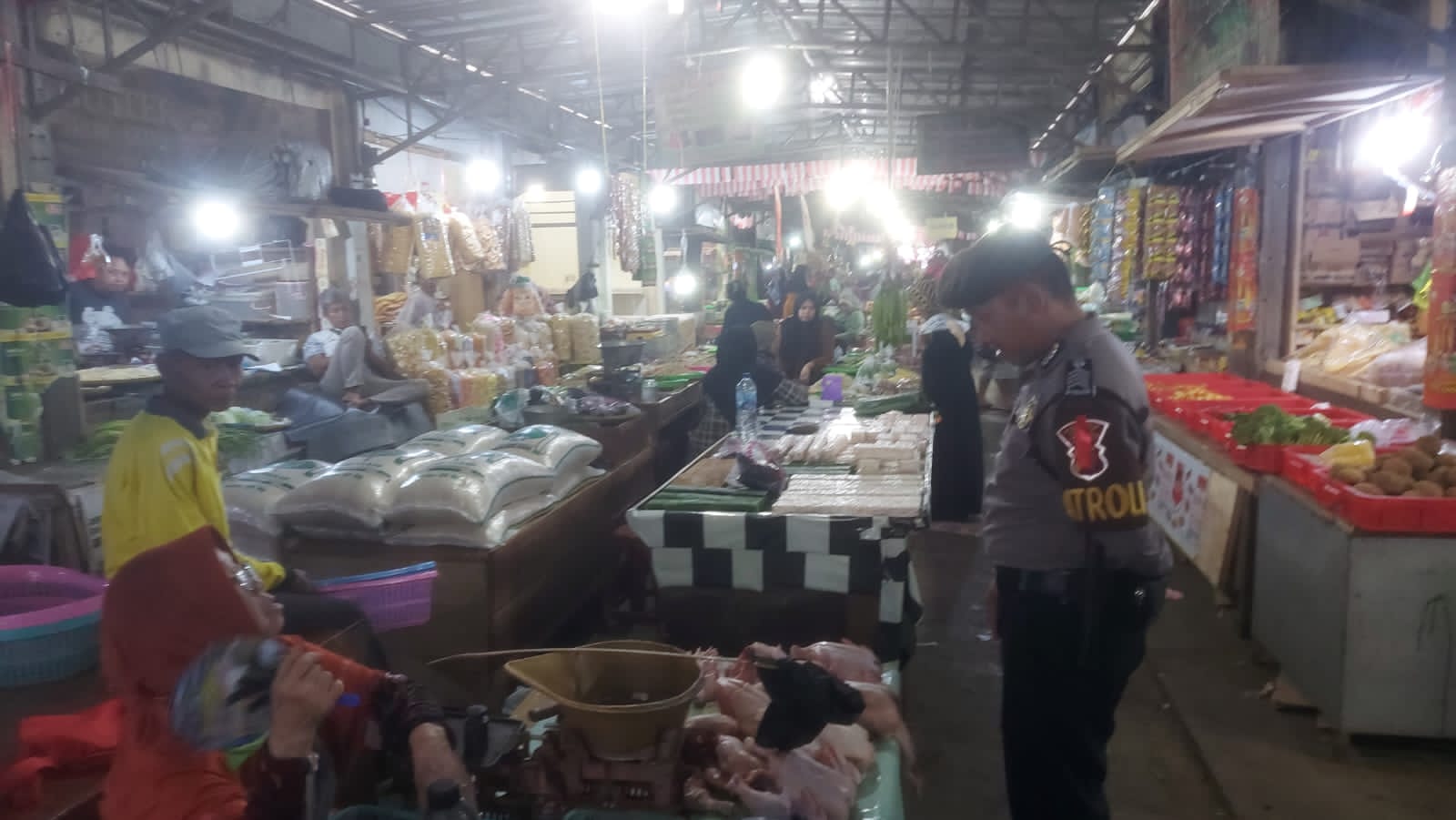 Satuan Samapta Polres Ciamis Keliling Pasar Ciamis Cek Harga Bahan Pokok dan Stok