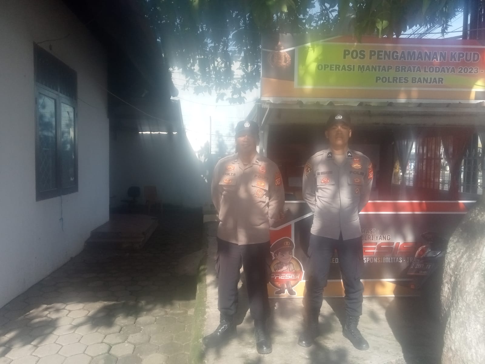 Tetap Siaga, Polres Banjar Melaksanakan Penjagaan di kantor KPUD Kota Banjar