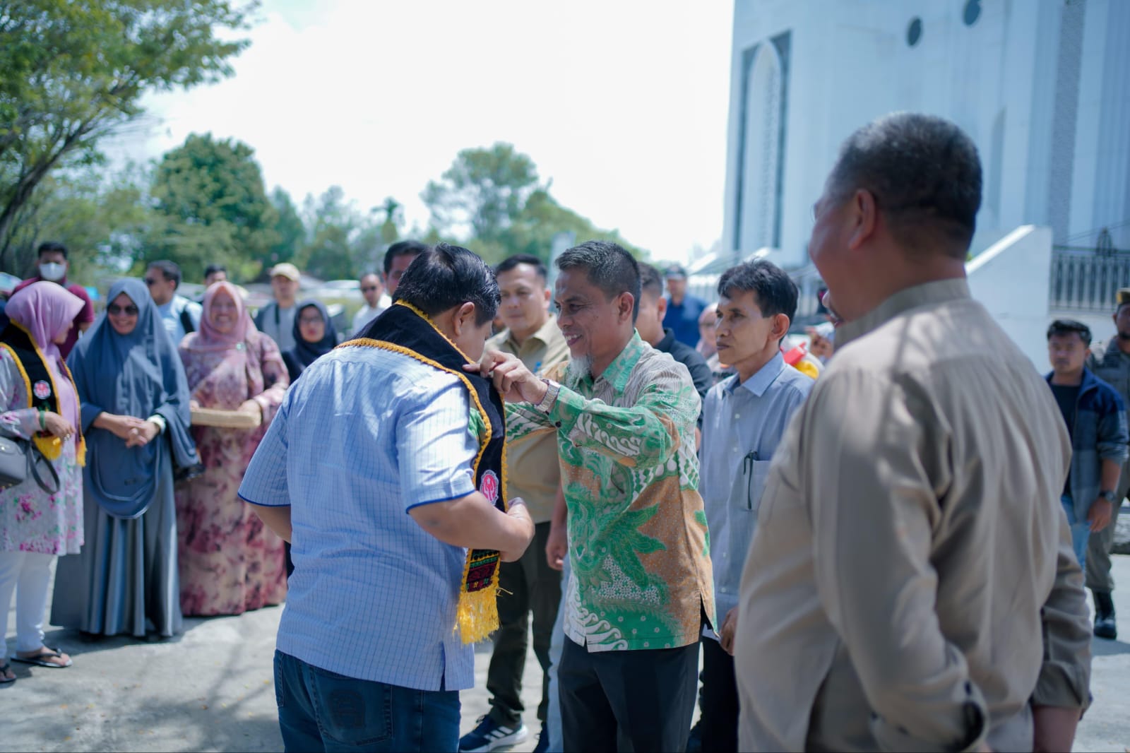Sekjen Kemendagri R I Suhajar Diantoro Berkunjung  di Nagan Raya serta Shalat Zuhur di Mesjid Giok Baitul A'la
