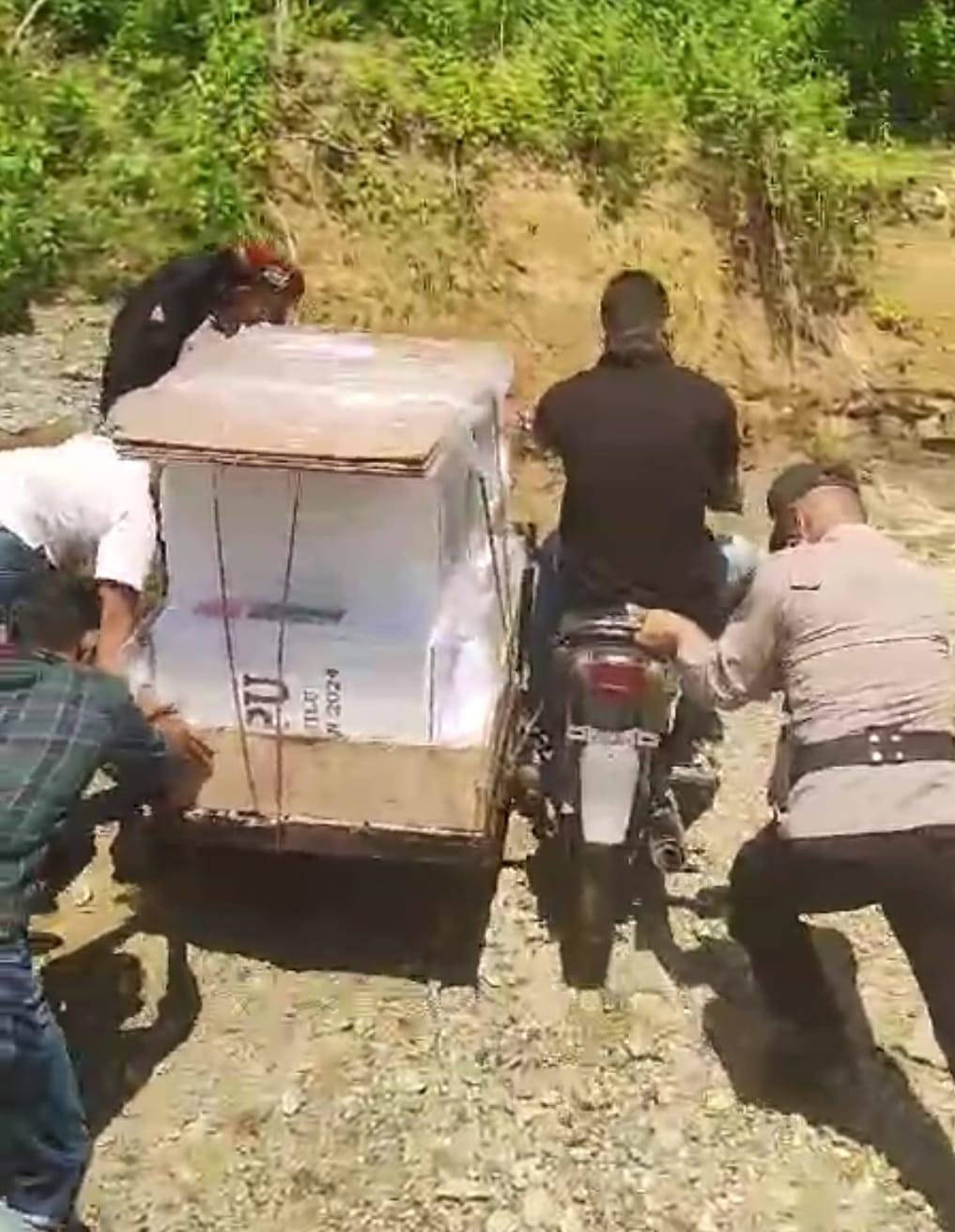 Polres Nagan Raya Memastikan Distribusi Logistik Pemilu ke Desa Terpencil