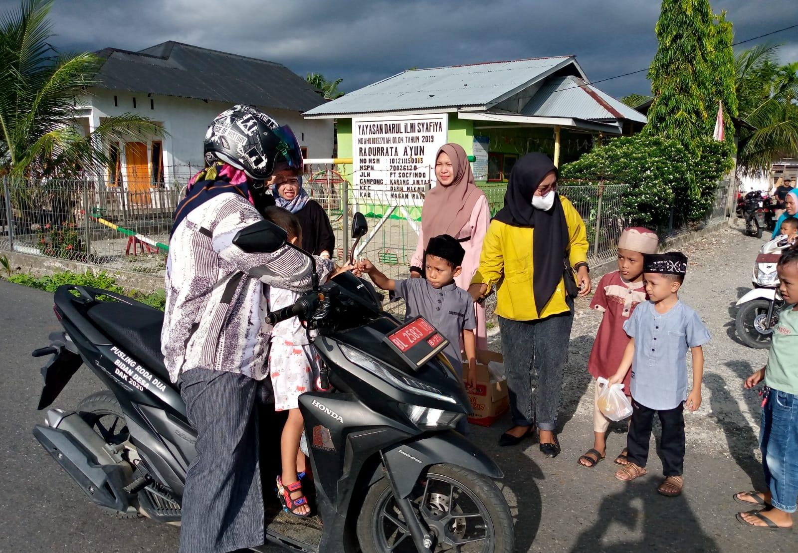 RA Qurrata A'yun Bagikan Takjil ke Warga Kurang Mampu dan Pengguna Jalan
