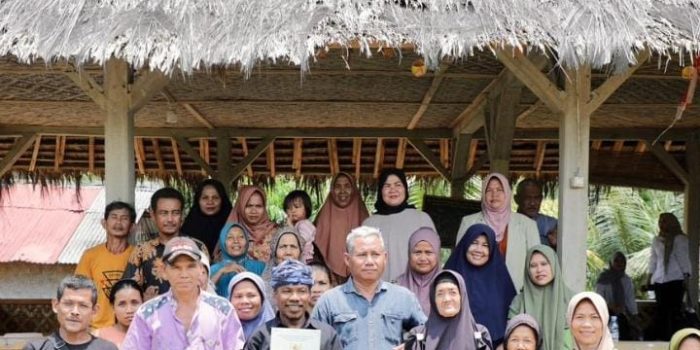 Serahkan Sertipikat ke Penggiat UMKM di Garut, Wamen Ossy Harap Masyarakat Dapat Kembangkan Usaha dan Tingkatkan Taraf Ekonomi