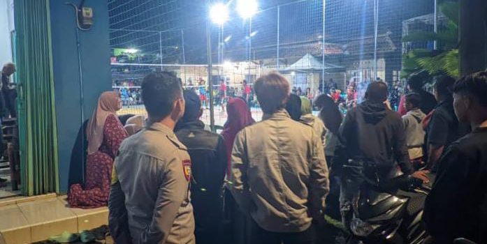 Humanis, Polsek Cipaku Polres Ciamis Patroli Dialogis Beri Kenyamanan Warga Saat Malam Hari
