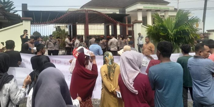 ‎Ratusan Warga Nagan Raya Gelar Aksi Demo di Pengadilan Negeri Suka Makmue
‎