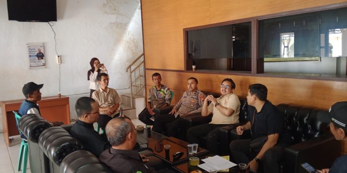 Polsek Cihaurbeuti Kawal Program Jabar Caang, Pastikan Penyaluran Bantuan Sambungan Listrik Tepat Sasaran
