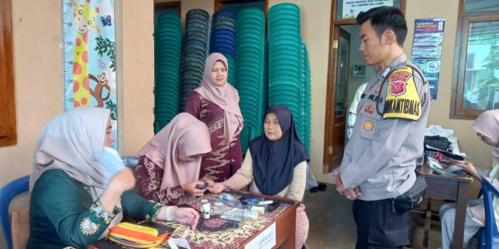 Polsek Cikoneng Dorong Kepedulian Kesehatan Masyarakat Lewat Monitoring Posyandu Cempaka, Kapolres Tekankan Sinergi dan Kewaspadaan Warga