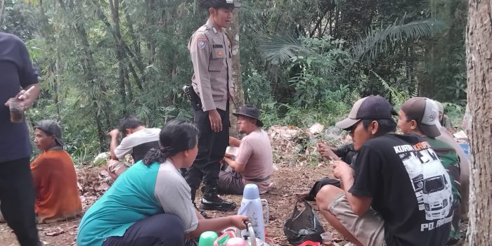 Polsek Cikoneng Turun Langsung Bersama Warga Perbaiki Jembatan Penghubung di Dusun Bojongsari, Bukti Nyata Kepedulian Polri terhadap Masyarakat
