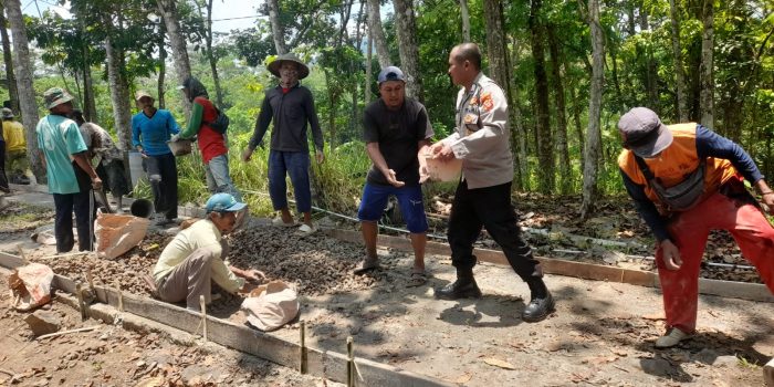 Polsek Rajadesa Bersinergi dengan Warga dalam Gotong Royong Pengecoran Jalan di Desa Tigaherang, Wujud Kepedulian Polri terhadap Masyarakat