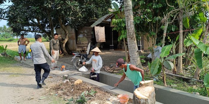 Polsek Lakbok Bersinergi Awasi Pembangunan Desa, Bhabinkamtibmas dan Babinsa Monitoring Proyek Peningkatan Tersier di Kalapasawit
