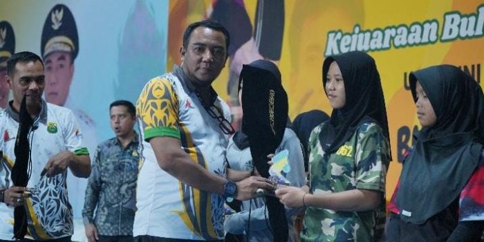 Wabup Nagan Raya Tutup Kejuaraan Bulutangkis Piala Bupati Tingkat Usia Dini dan Pelajar