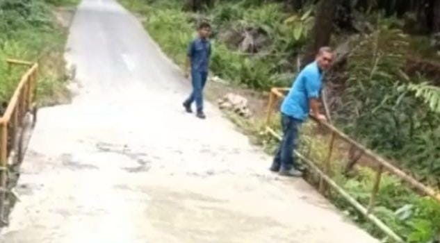Jembatan Alue Pungki Rusak, PT.Socfindo Seumanyam Lakukan Perbaikan

