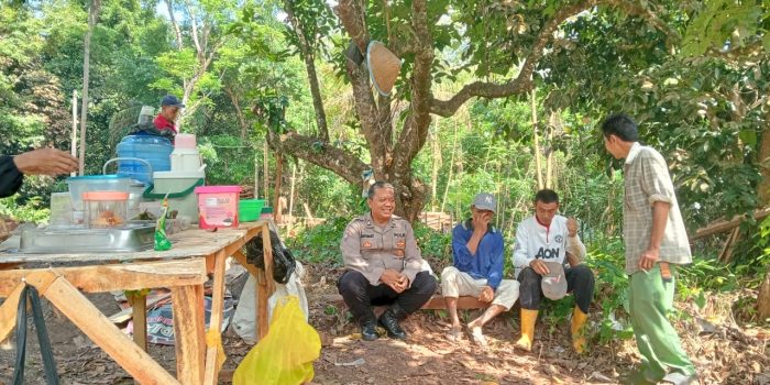 Perkuat Sinergitas, Polsek Sukadana Polres Ciamis Koorkom Kamtibmas ke Warga Ciparigi
