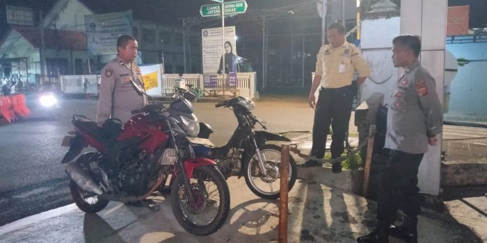 Berikan Rasa Aman, Personel Polsek Kawali Polres Ciamis Patroli Dialogis di Malam Hari