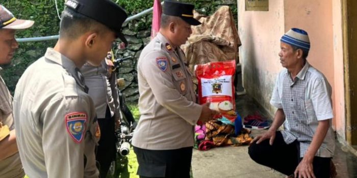 Polres Ciamis Salurkan Bantuan Sosial Bagi Korban Tanah Longsor Di Sindangkasih
