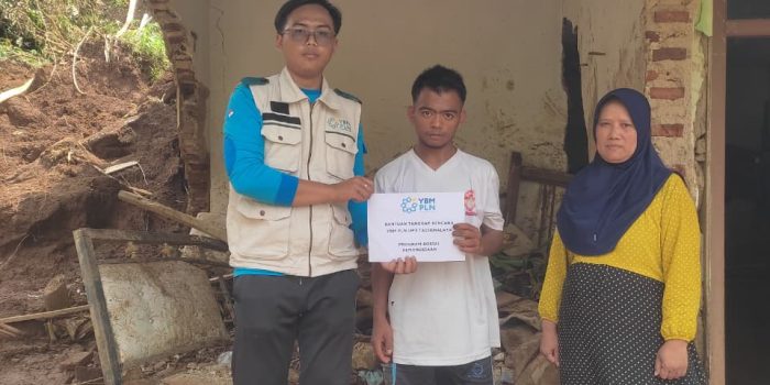 PLN Tasikmalaya bersama YBM Bergerak Cepat Bantu Korban Longsor Ciamis