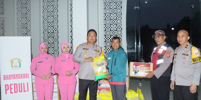 Polri Untuk Masyarakat, Kapolres Ciamis dan Ketua Bhayangkari Cabang Ciamis Tinjau Langsung Lokasi Banjir di Pamarican dan Salurkan Bantuan Sosial
