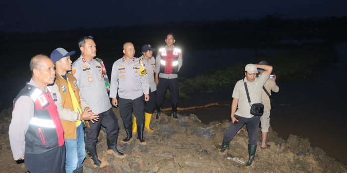 Polri Untuk Masyarakat, Kapolres Ciamis dan Ketua Bhayangkari Cabang Ciamis Tinjau Langsung Lokasi Banjir di Pamarican dan Salurkan Bantuan Sosial
